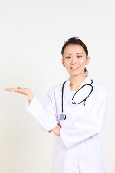 Young Japanese female doctor guides　 — Stok fotoğraf